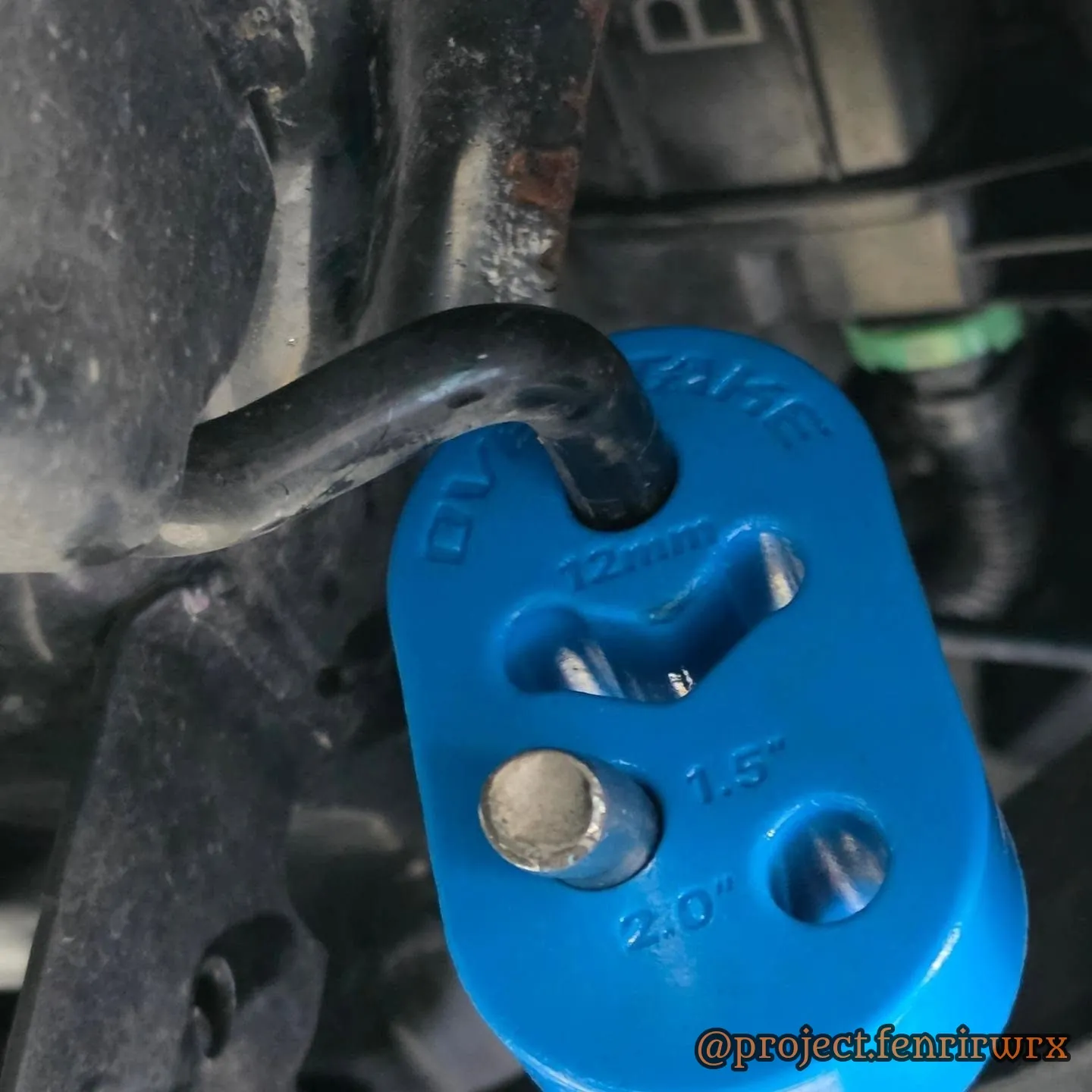 Overtake exhaust hanger