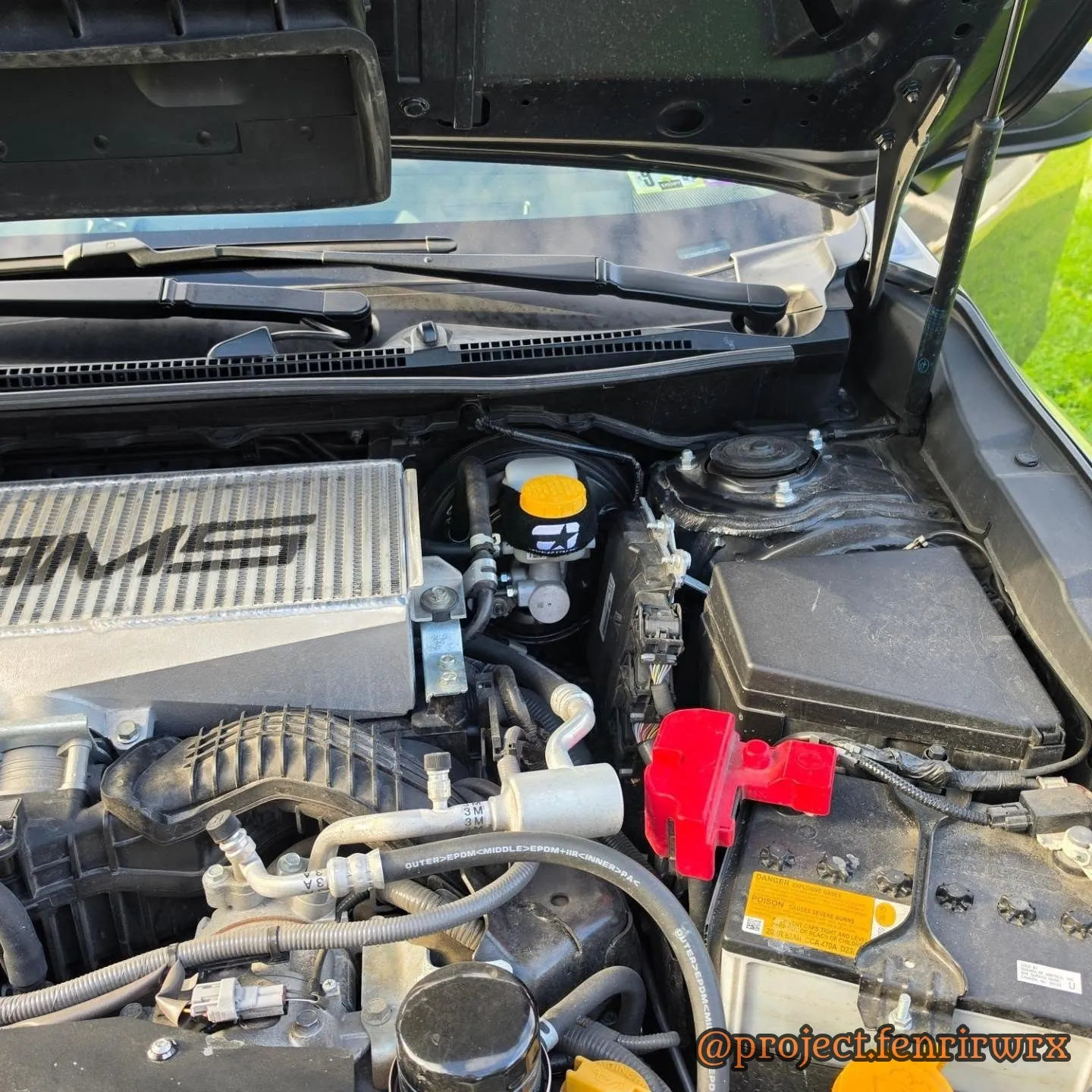 Overtake symbol colored orange in the engine bay