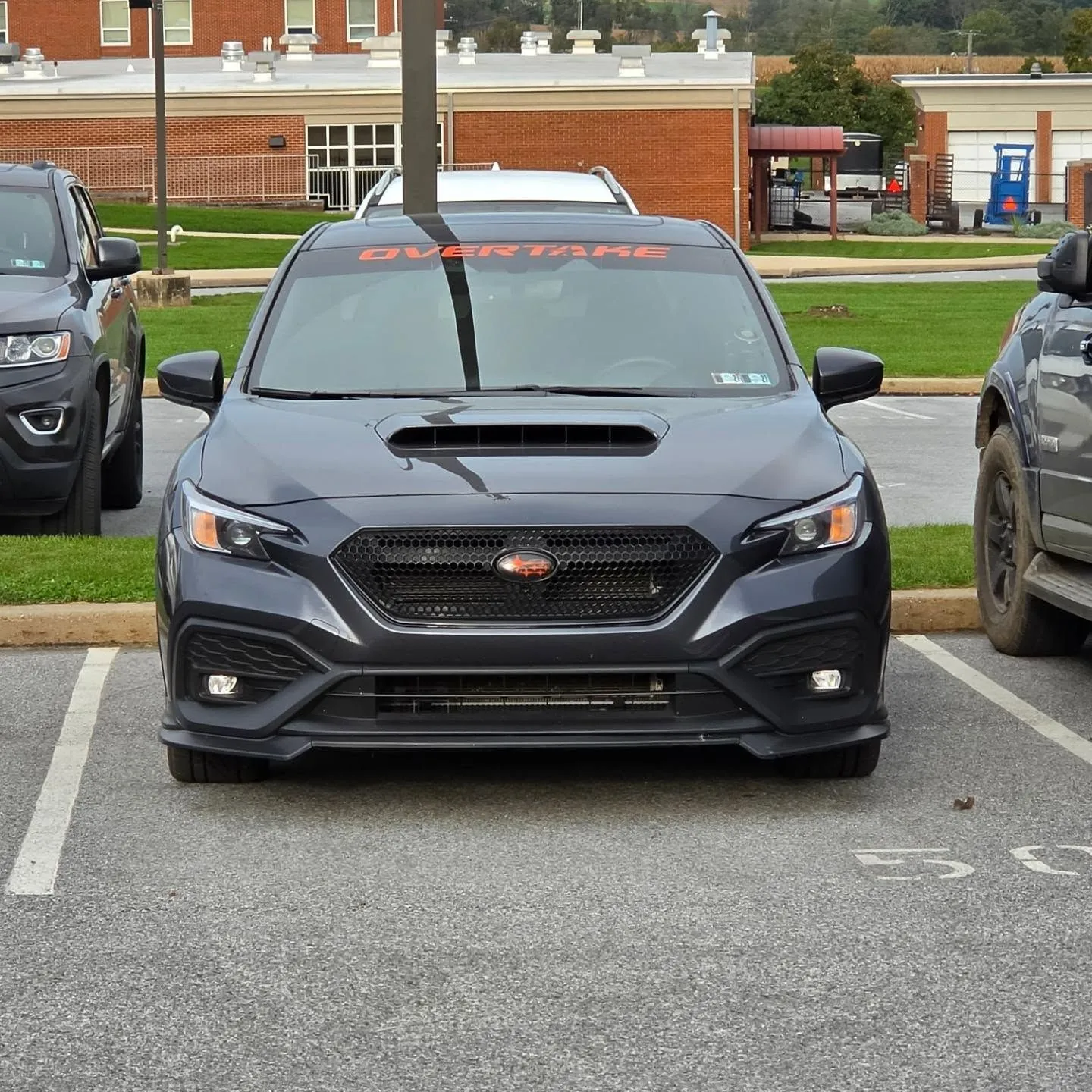 Front view with the Overtake windshield banner